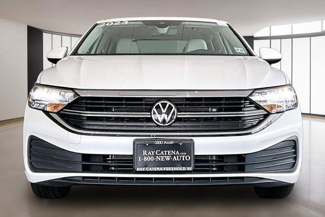Used 2023 Volkswagen Jetta SE FWD image 2