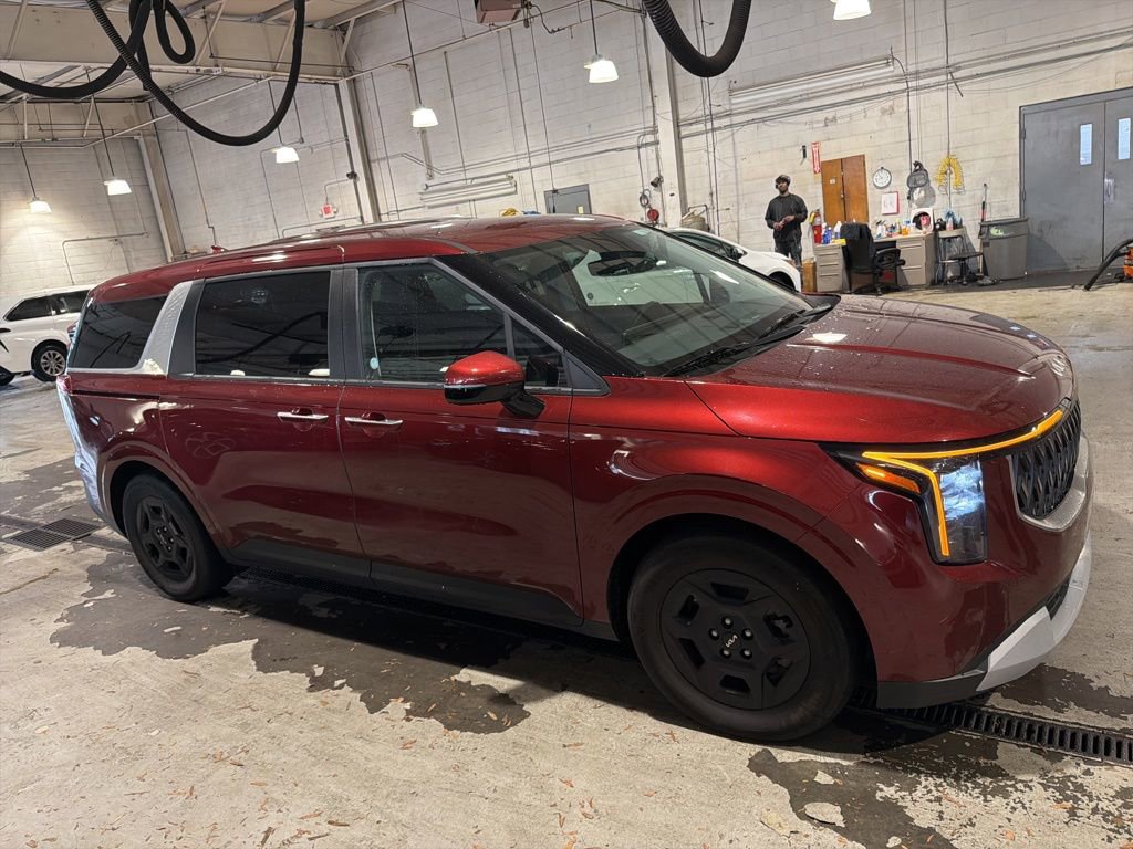 Used 2025 Kia Carnival image 4