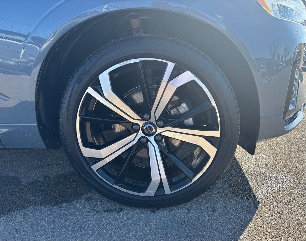 Certified 2024 Volvo XC60 B5 Ultimate w/ Climate Package image 30