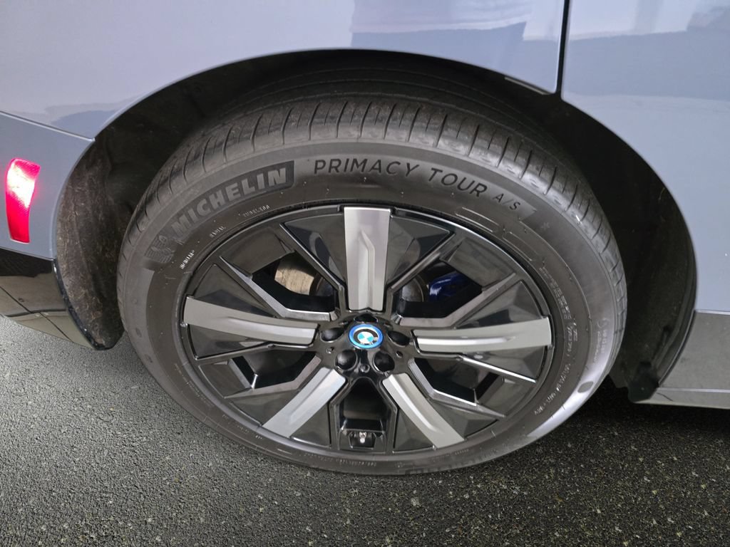 Used 2024 BMW iX xDrive50 w/ Premium Package AWD/4WD image 33