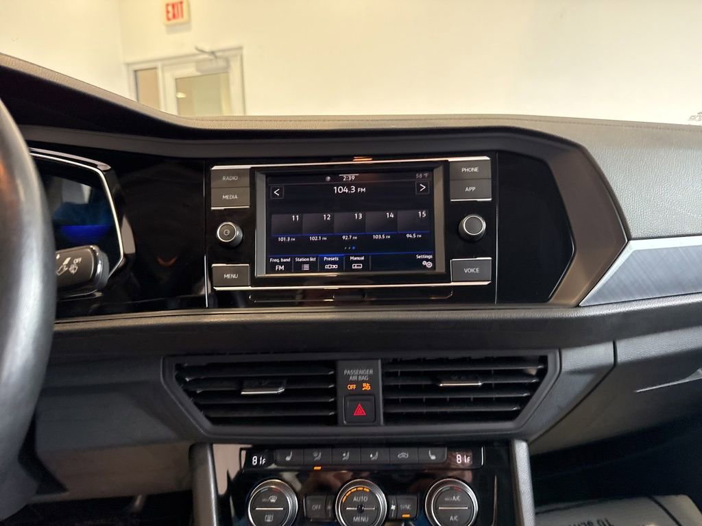 Used 2023 Volkswagen Jetta SE image 22