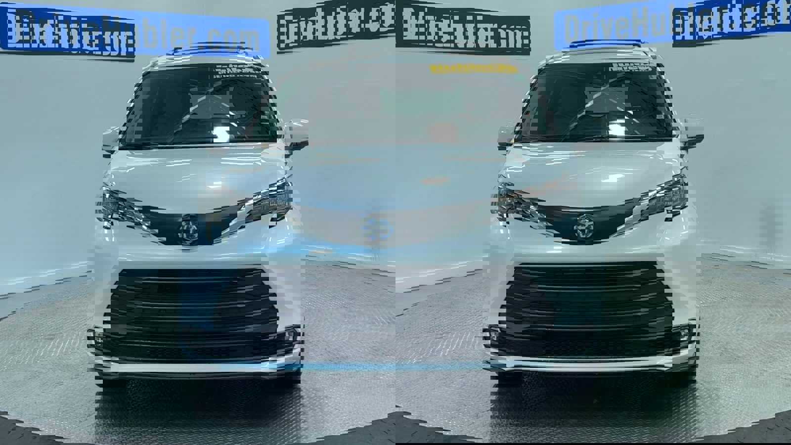 Used 2025 Toyota Sienna XLE w/ XLE Plus Package image 3