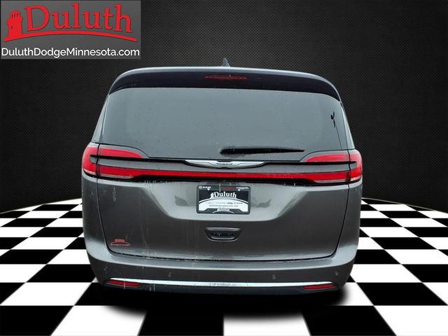 Used 2023 Chrysler Pacifica Touring-L FWD image 4