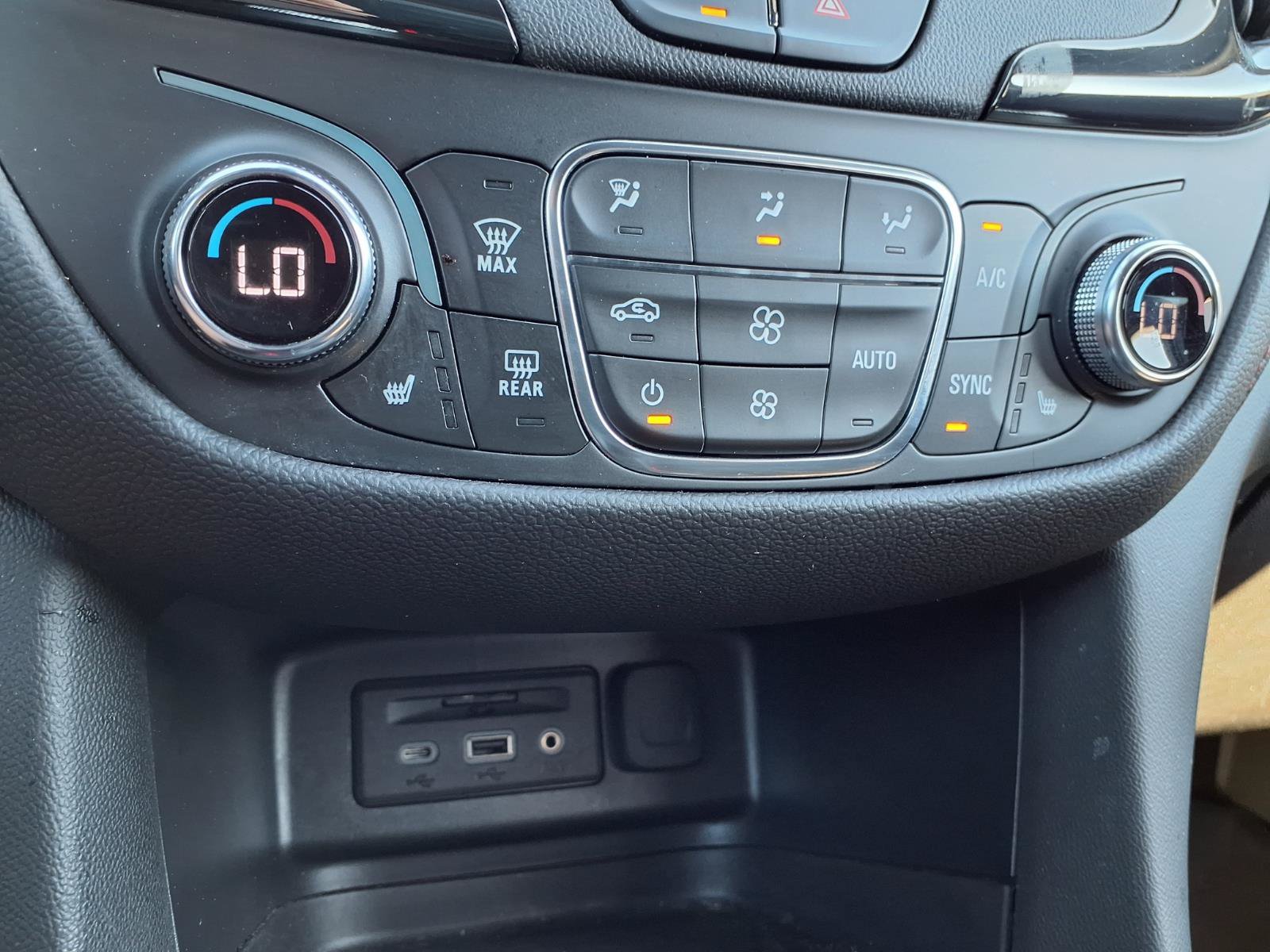 Used 2022 Chevrolet Equinox RS w/ RS Leather Package FWD image 8