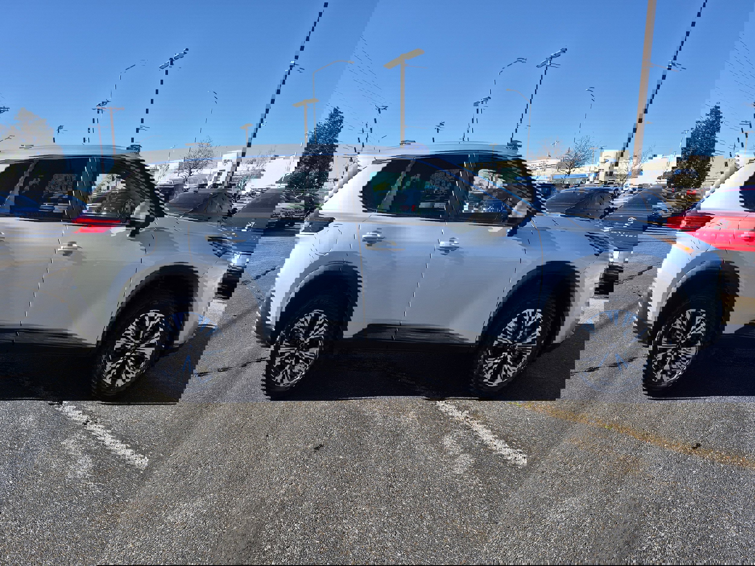 Used 2023 Nissan Rogue SV image 9