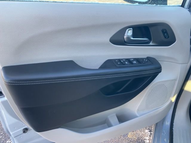 Certified 2023 Chrysler Pacifica Touring-L image 22