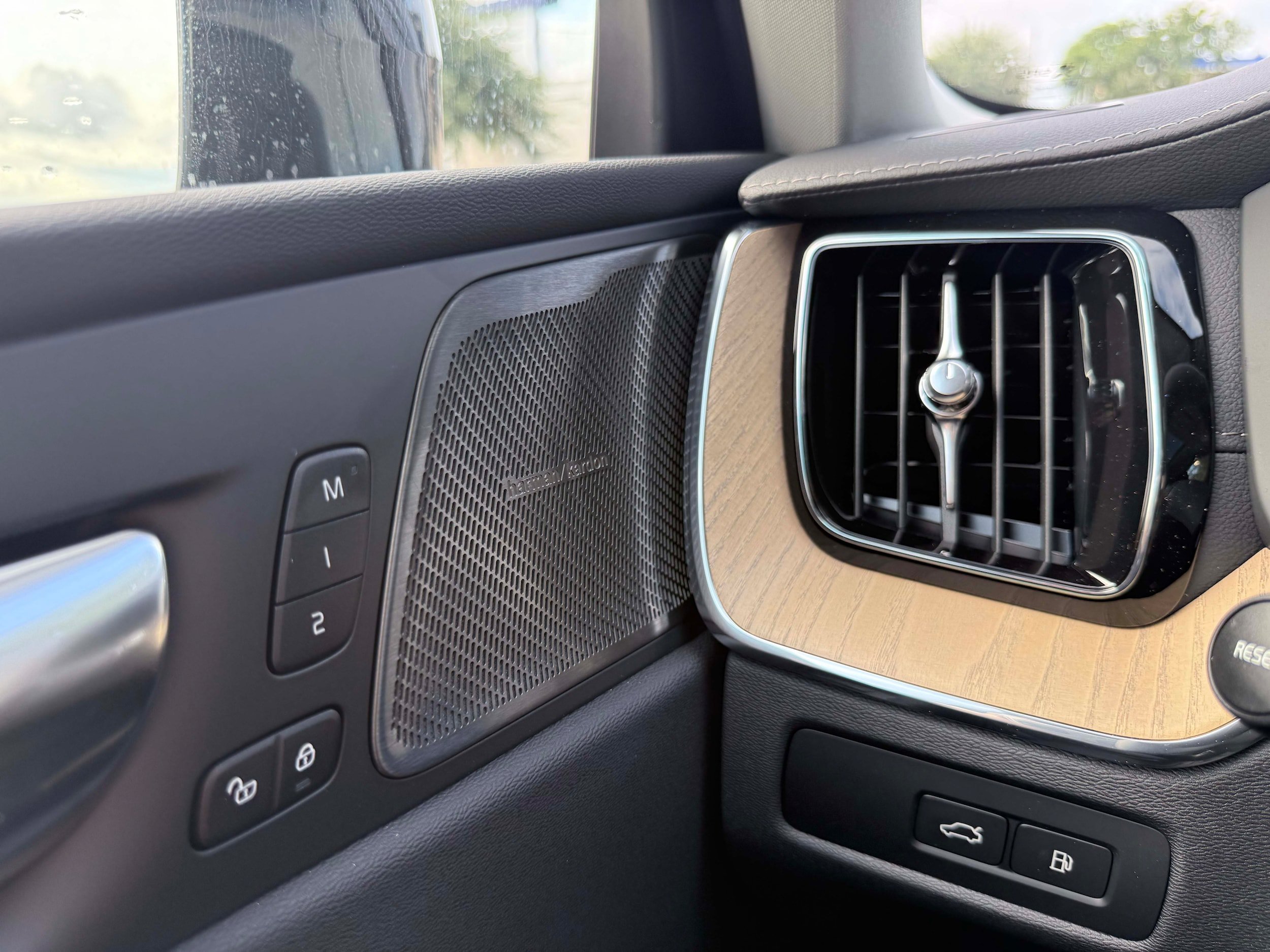 New 2026 Volvo XC60 T8 Ultra w/ Protection Package Premier AWD/4WD image 19