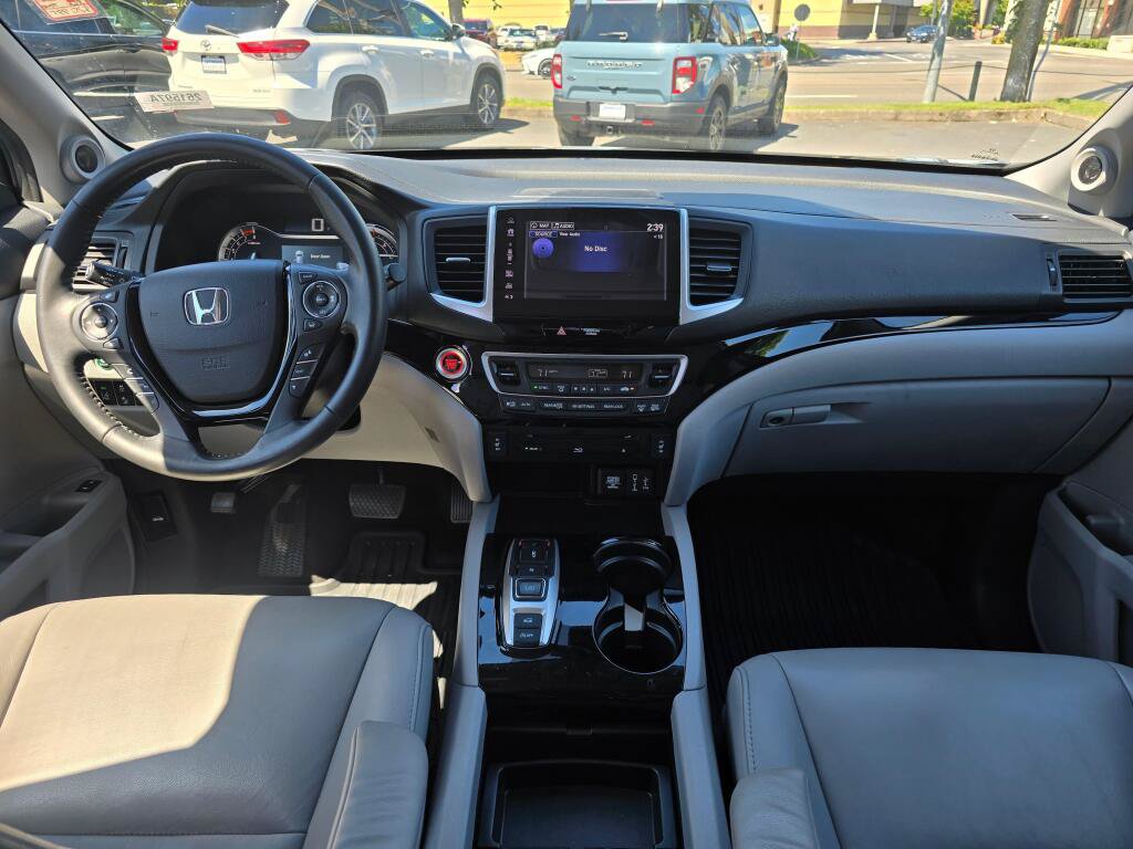 Used 2018 Honda Pilot Touring image 2