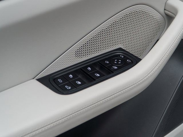 Certified 2025 Porsche Macan Electric image 16