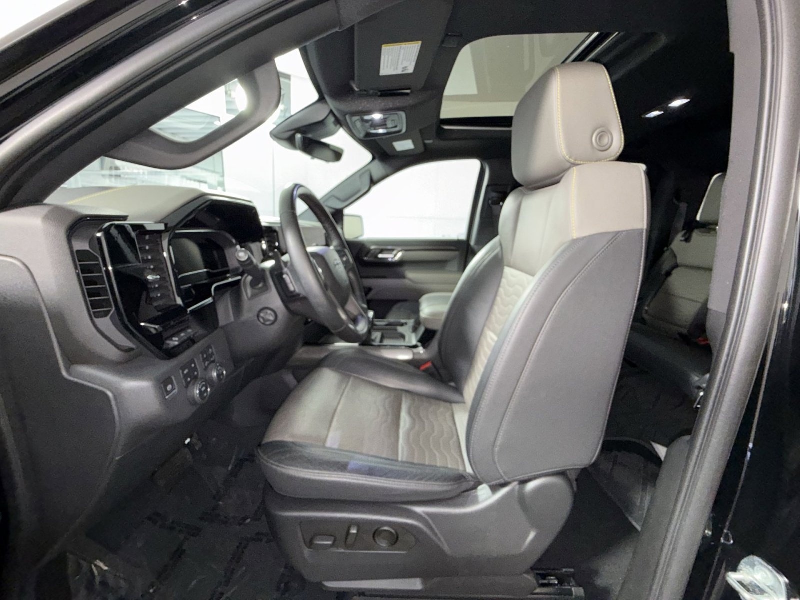Used 2023 Chevrolet Silverado 1500 ZR2 w/ Technology Package AWD/4WD image 13