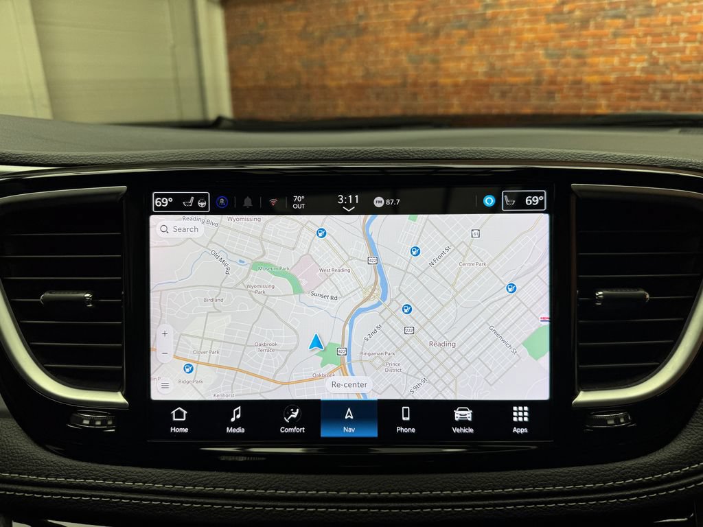 Used 2025 Chrysler Pacifica Limited FWD image 21