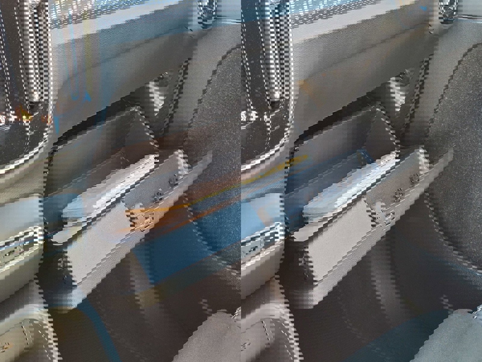 Used 2021 Volvo XC40 P8 Recharge image 27