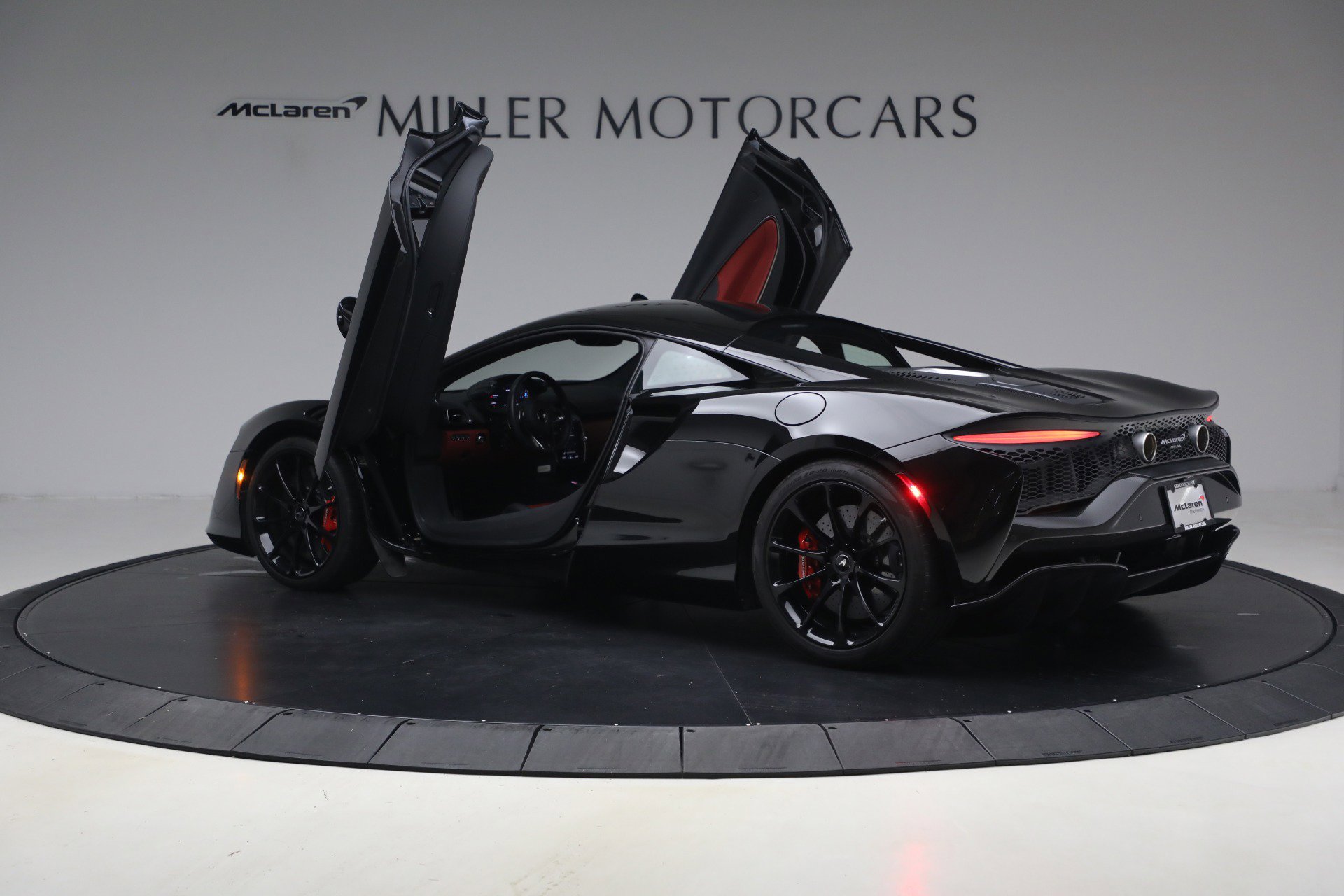 Used 2024 McLaren Artura RWD image 16