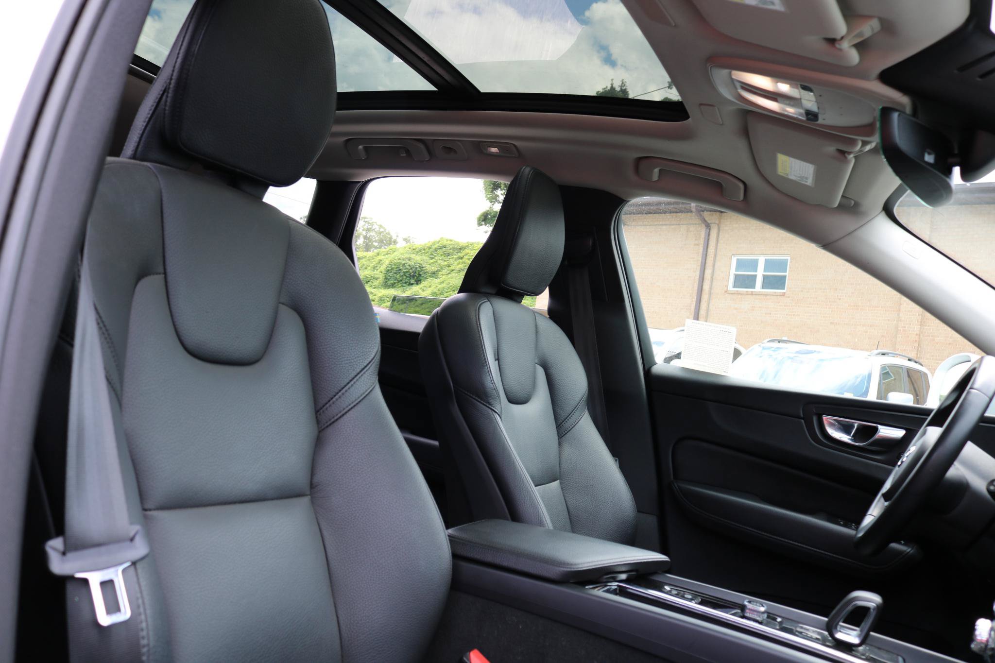 Used 2022 Volvo XC60 B5 Momentum AWD/4WD image 28