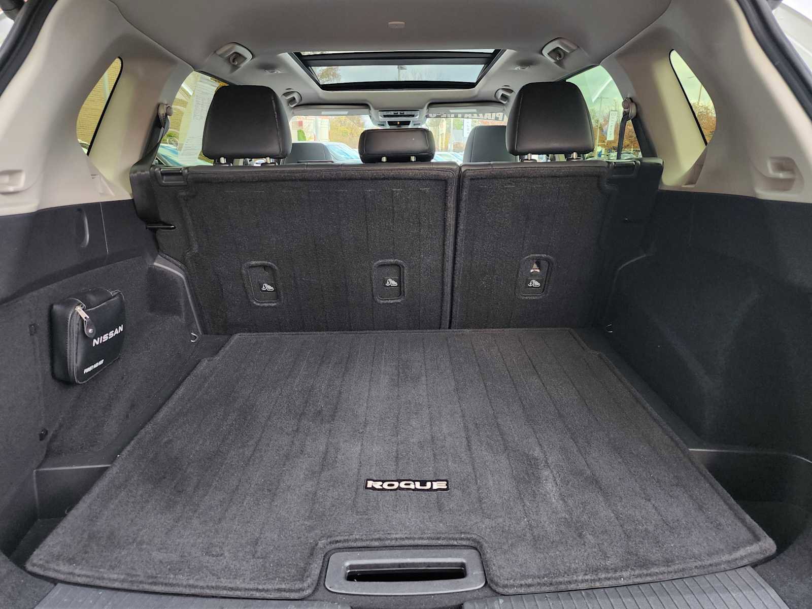 Used 2023 Nissan Rogue SV w/ SV Premium B Package image 14