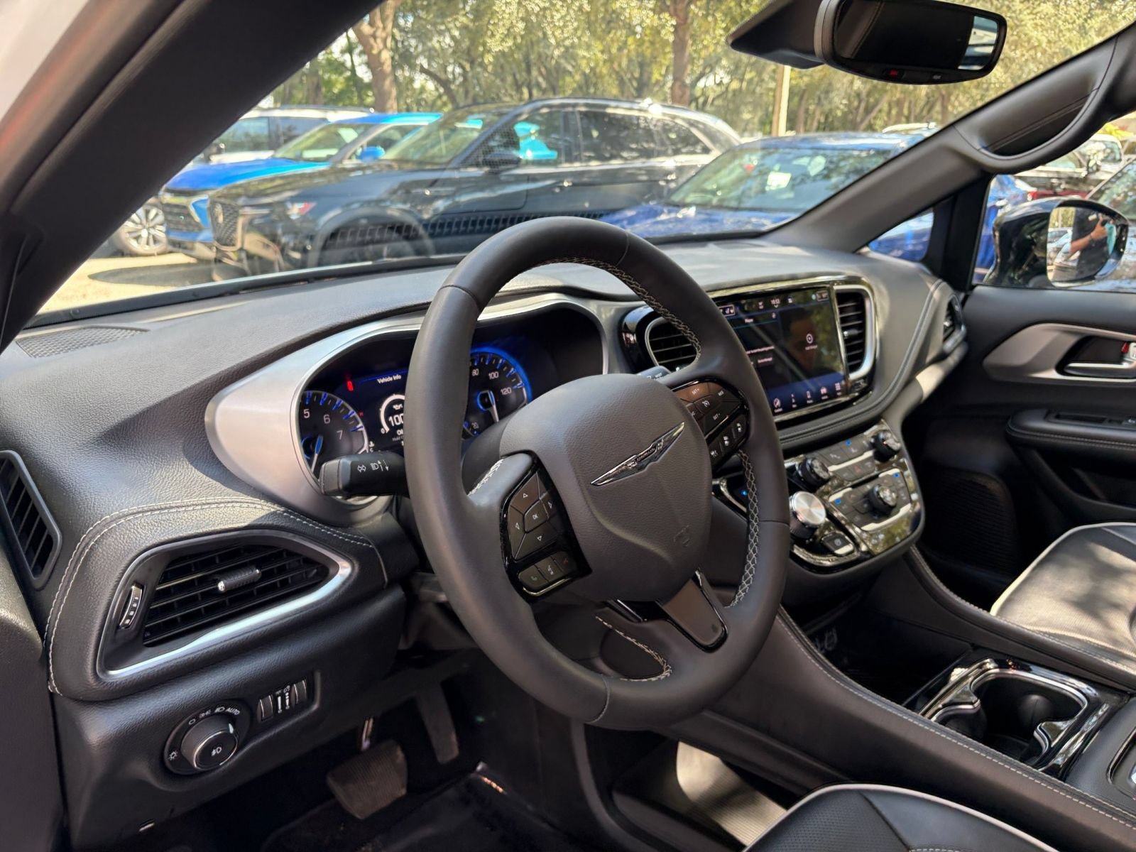 Used 2025 Chrysler Pacifica Limited FWD image 38