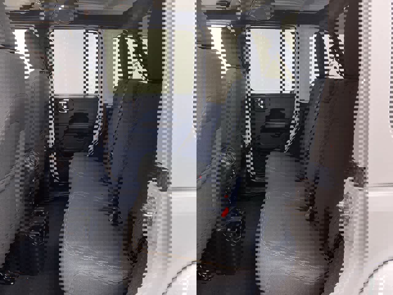 Used 2025 Jeep Wrangler Sahara image 16