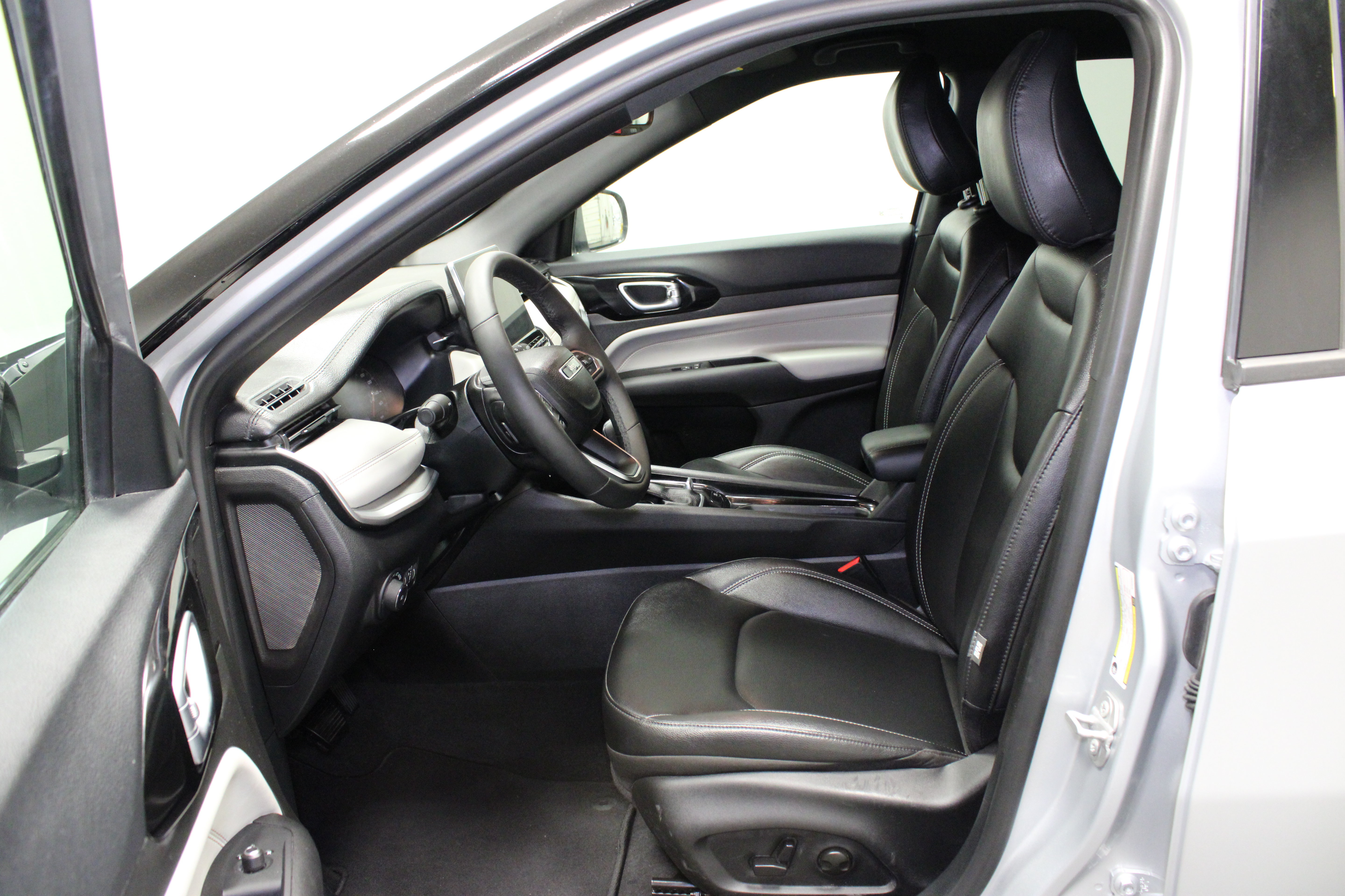 Used 2025 Jeep Compass Limited AWD/4WD image 16