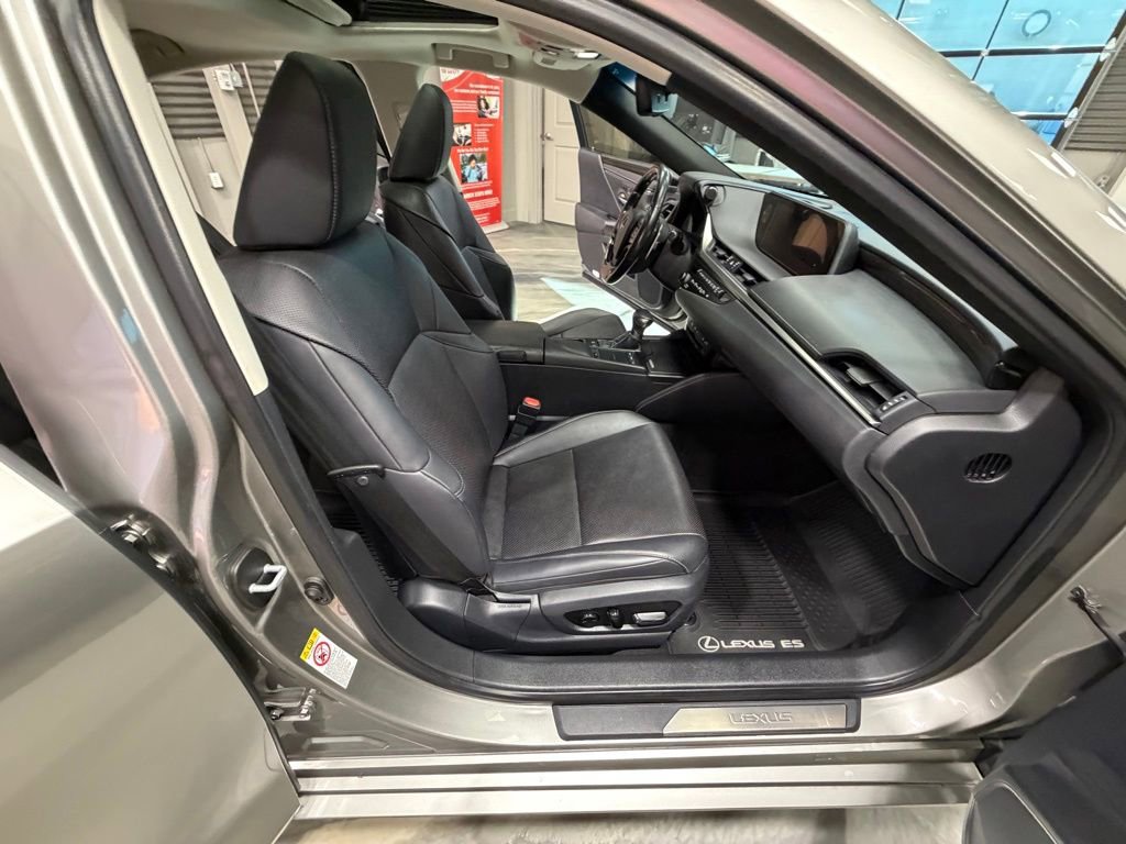 Used 2019 Lexus ES 300h w/ Premium Package image 41