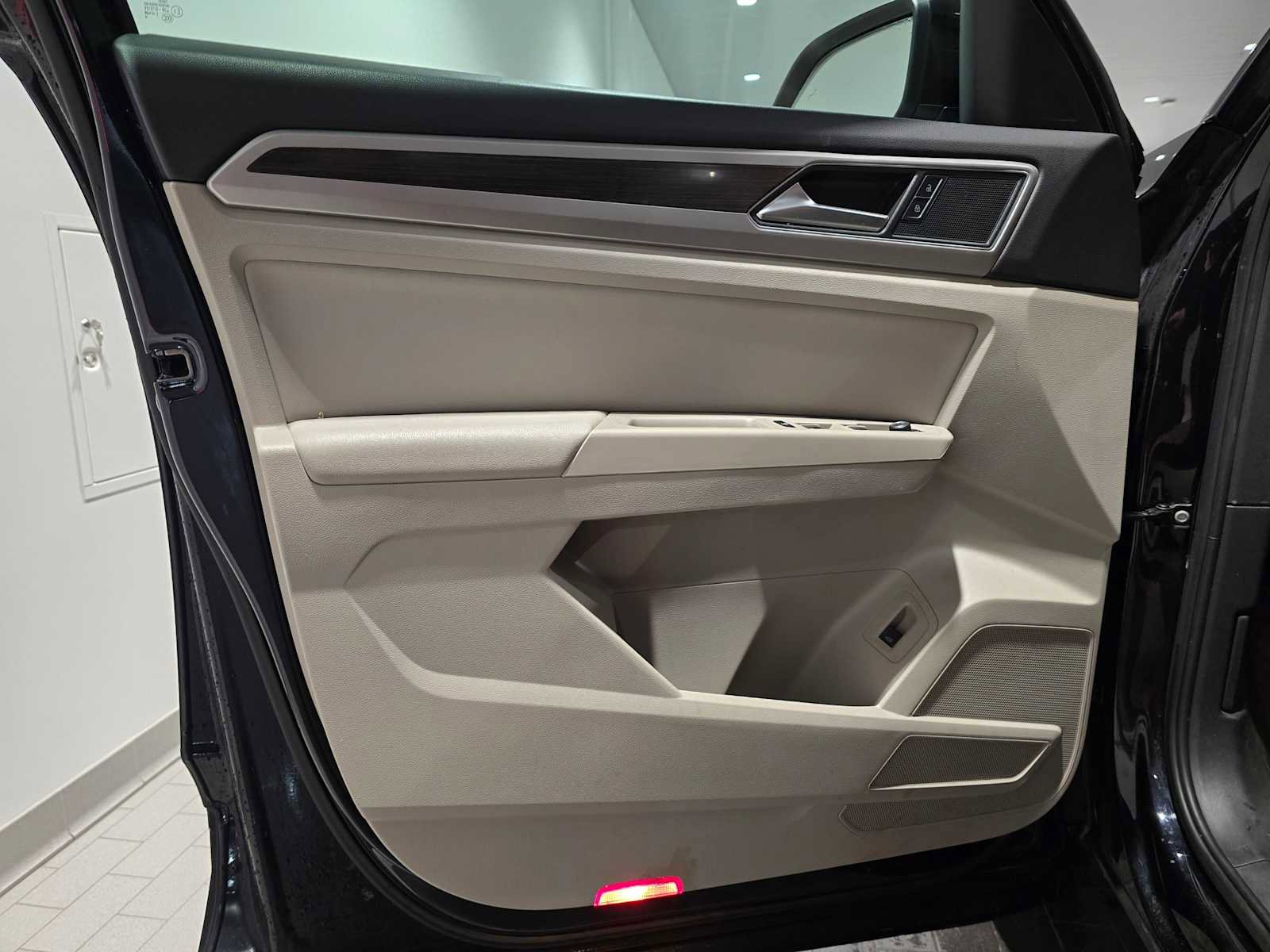 Used 2018 Volkswagen Atlas SE image 25