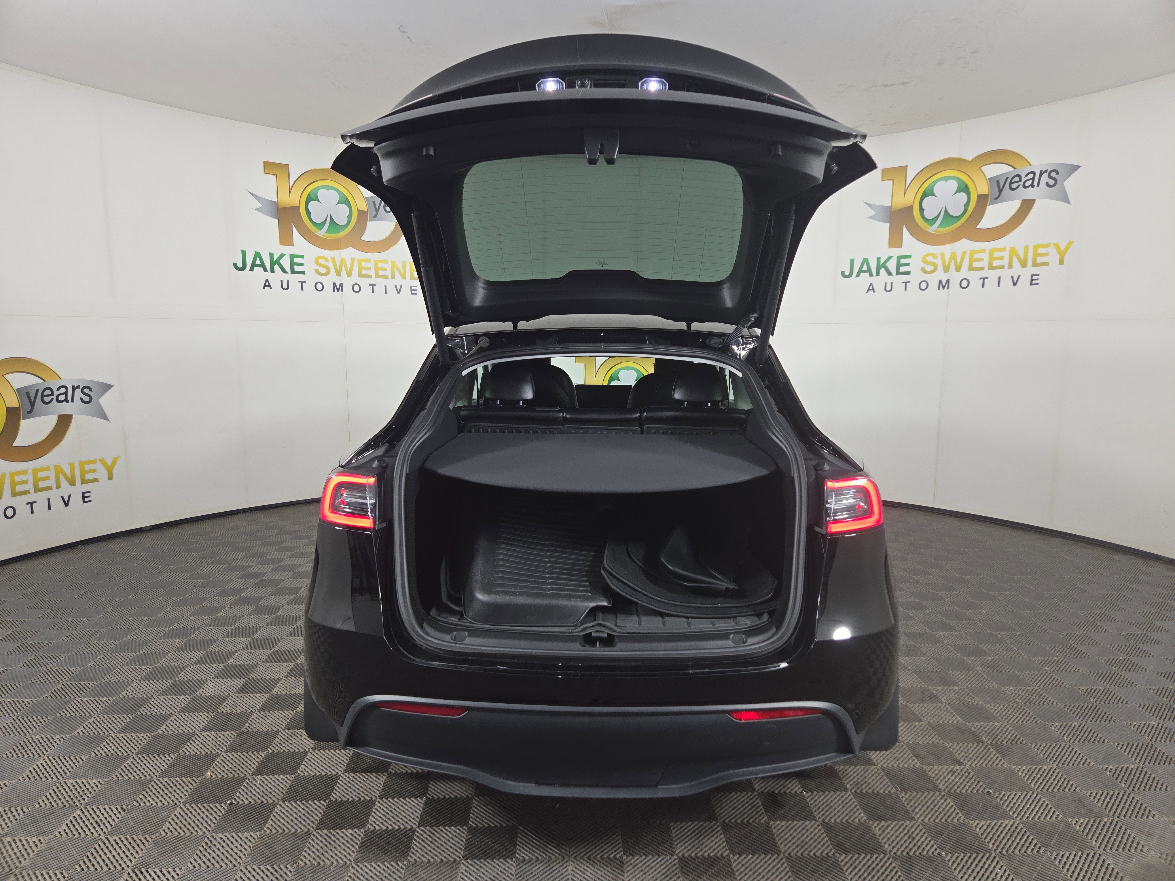 Used 2024 Tesla Model Y Long Range AWD/4WD image 32