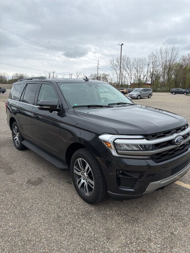 Used 2024 Ford Expedition XLT AWD/4WD image 3