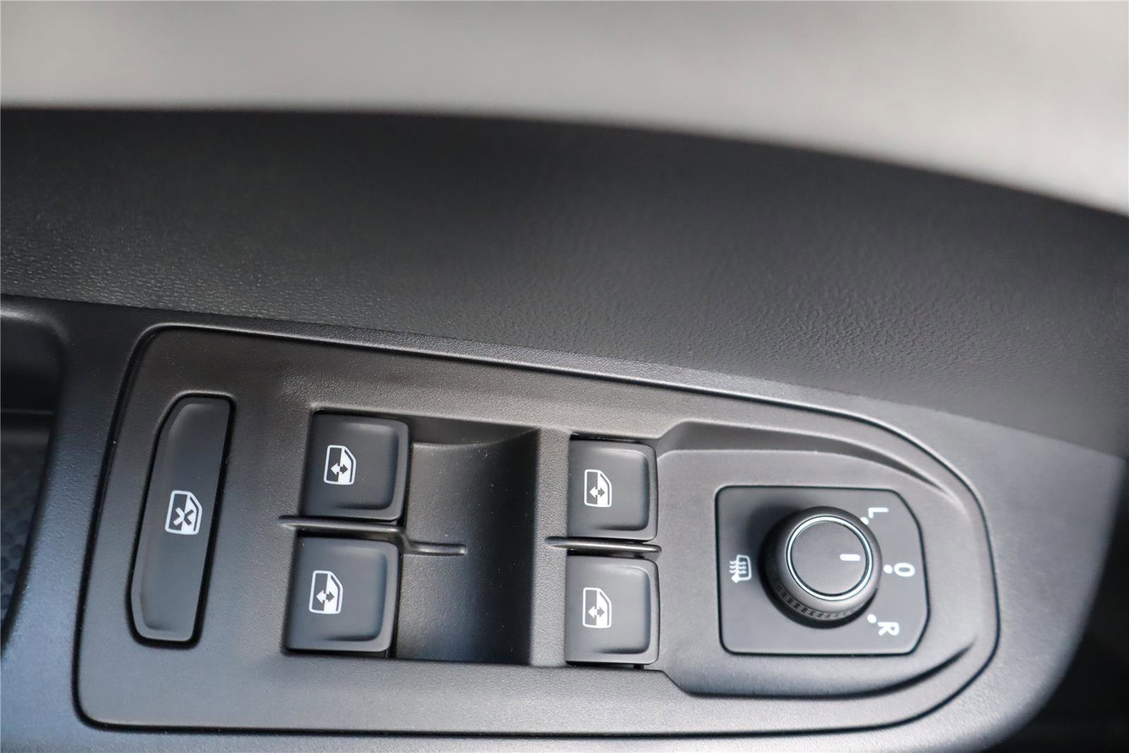 Certified 2025 Volkswagen Taos SE w/ Panoramic Sunroof Package image 14