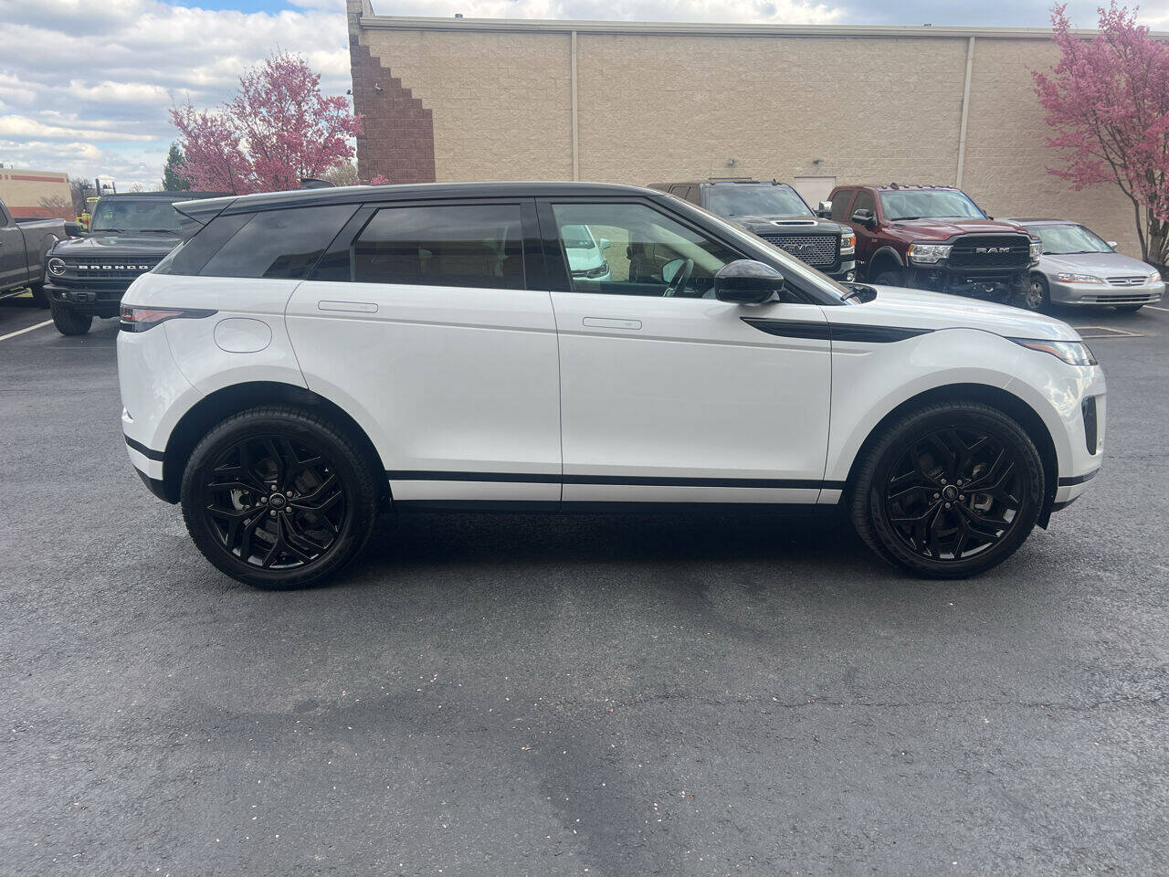 Used 2023 Land Rover Range Rover Evoque SE AWD/4WD image 9