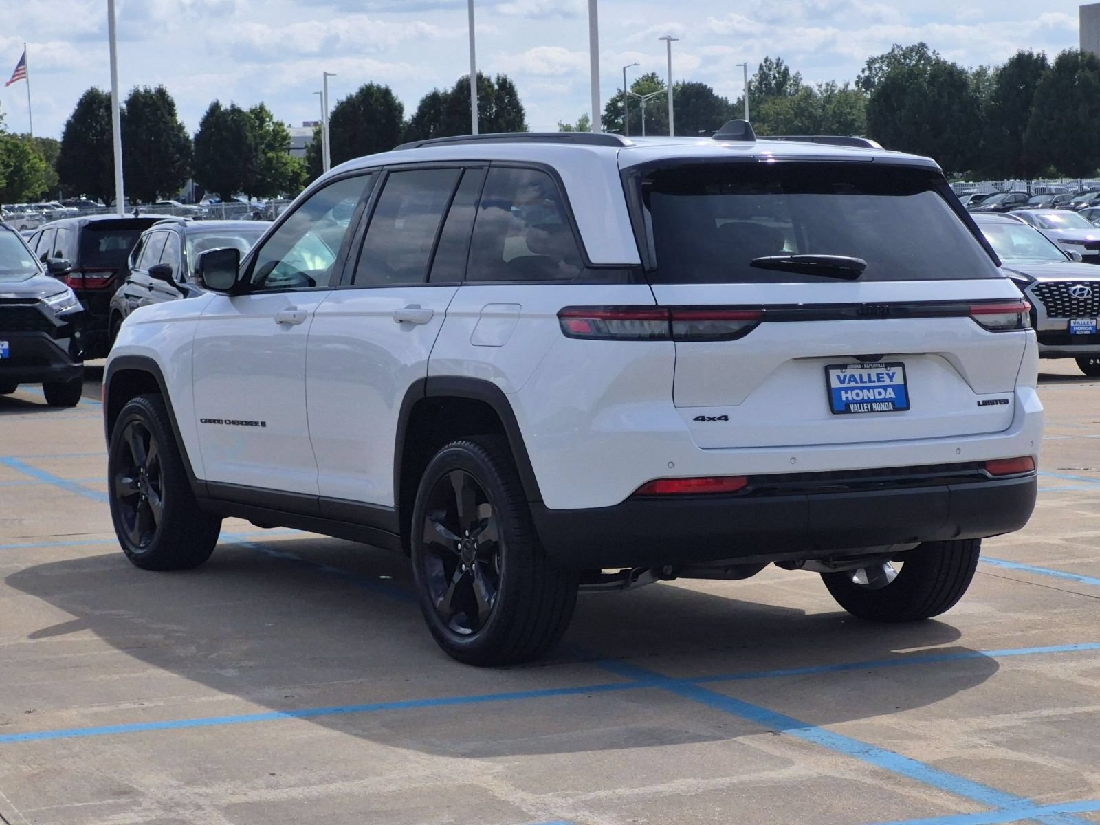 Used 2024 Jeep Grand Cherokee Limited w/ Black Appearance Package AWD/4WD image 8