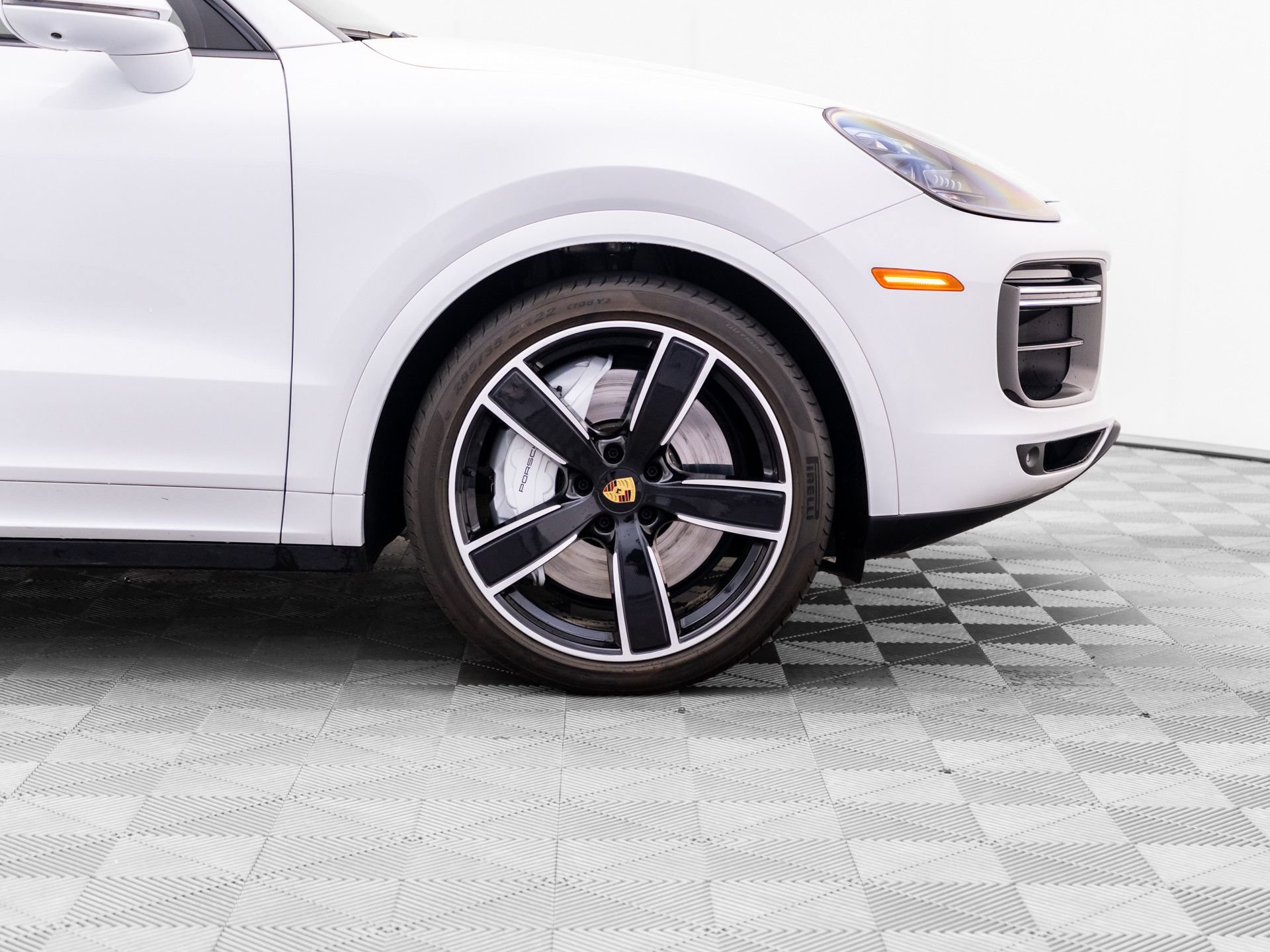 Certified 2023 Porsche Cayenne Turbo AWD/4WD image 33