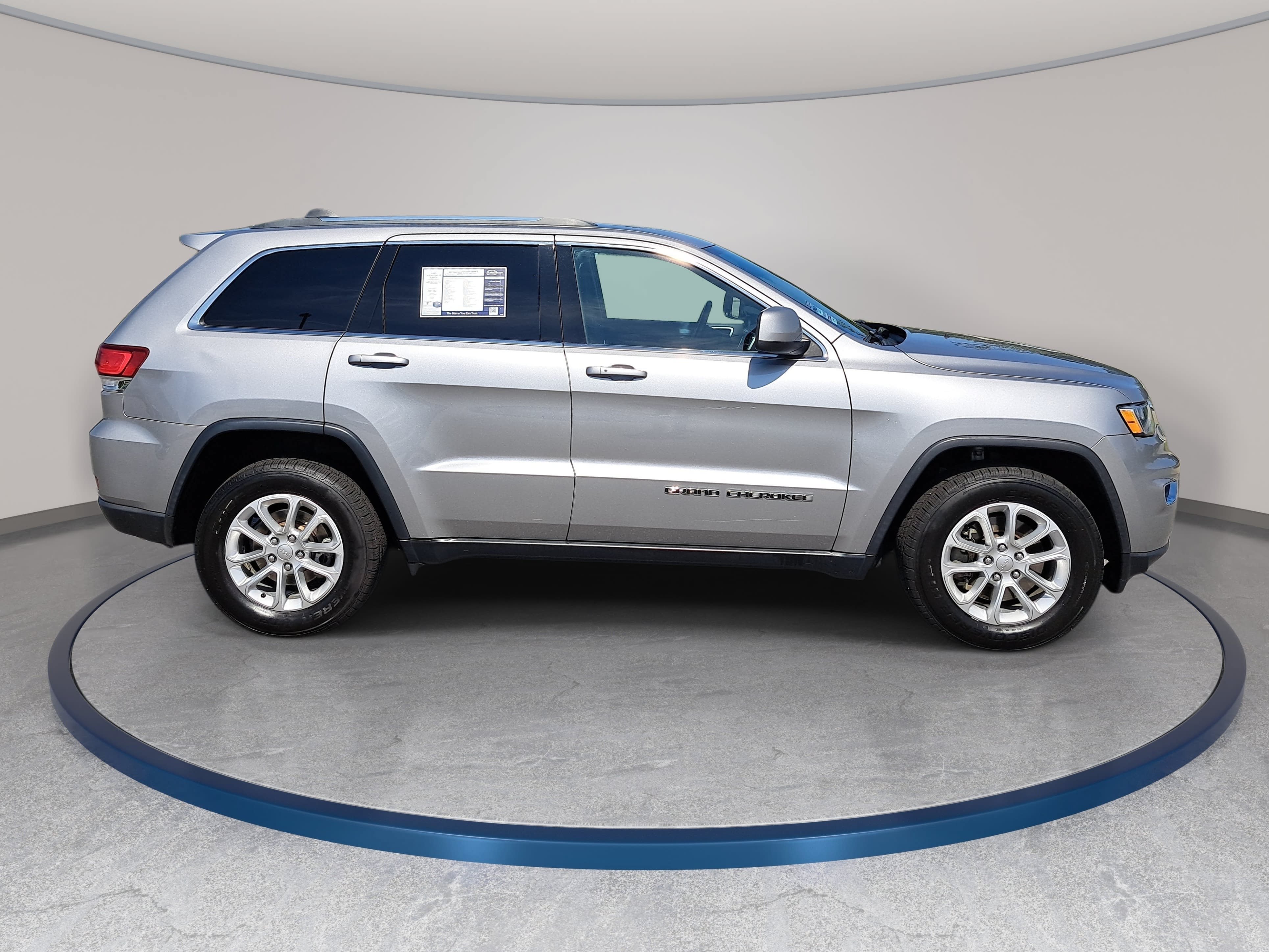 Used 2021 Jeep Grand Cherokee Laredo RWD image 4