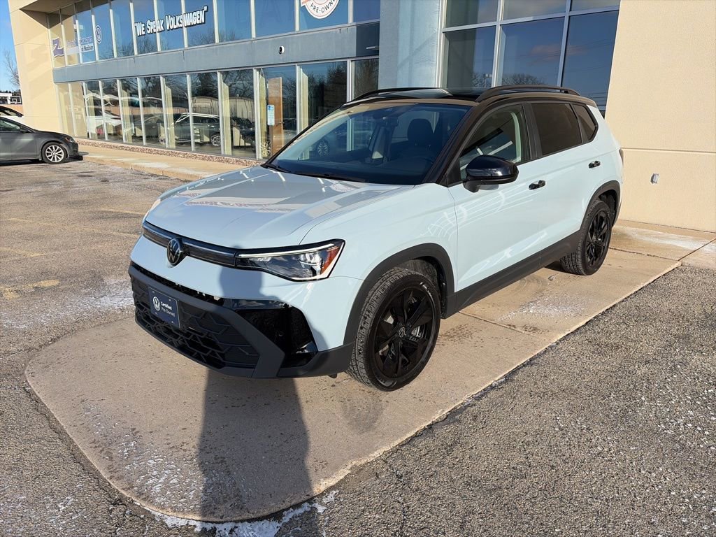 Certified 2025 Volkswagen Taos SE image 4