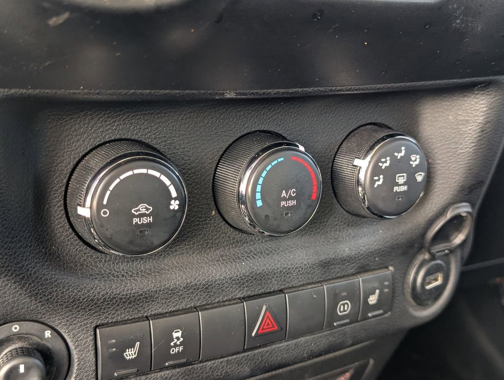 Used 2012 Jeep Wrangler Sahara image 27