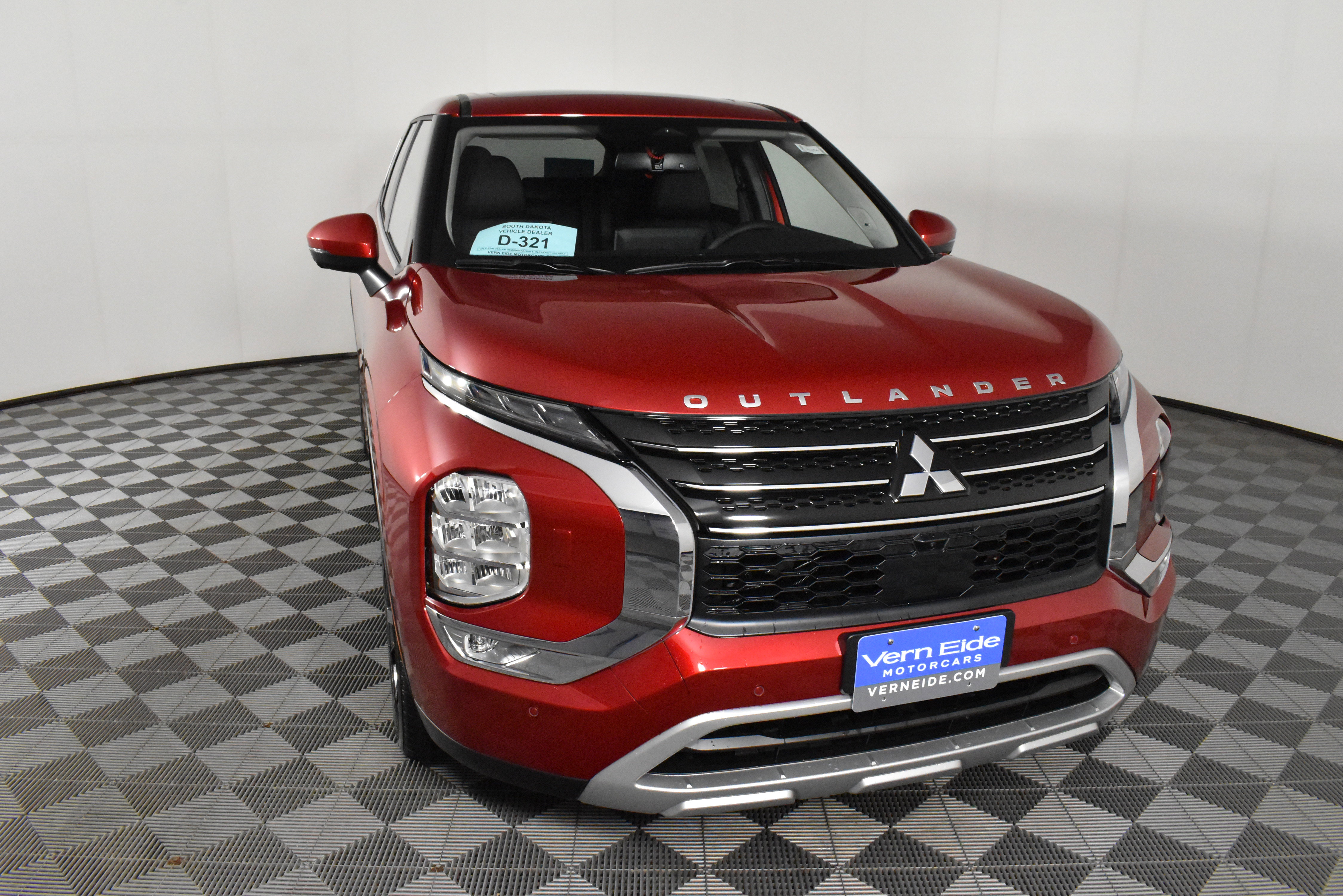 Used 2025 Mitsubishi Outlander SE image 3