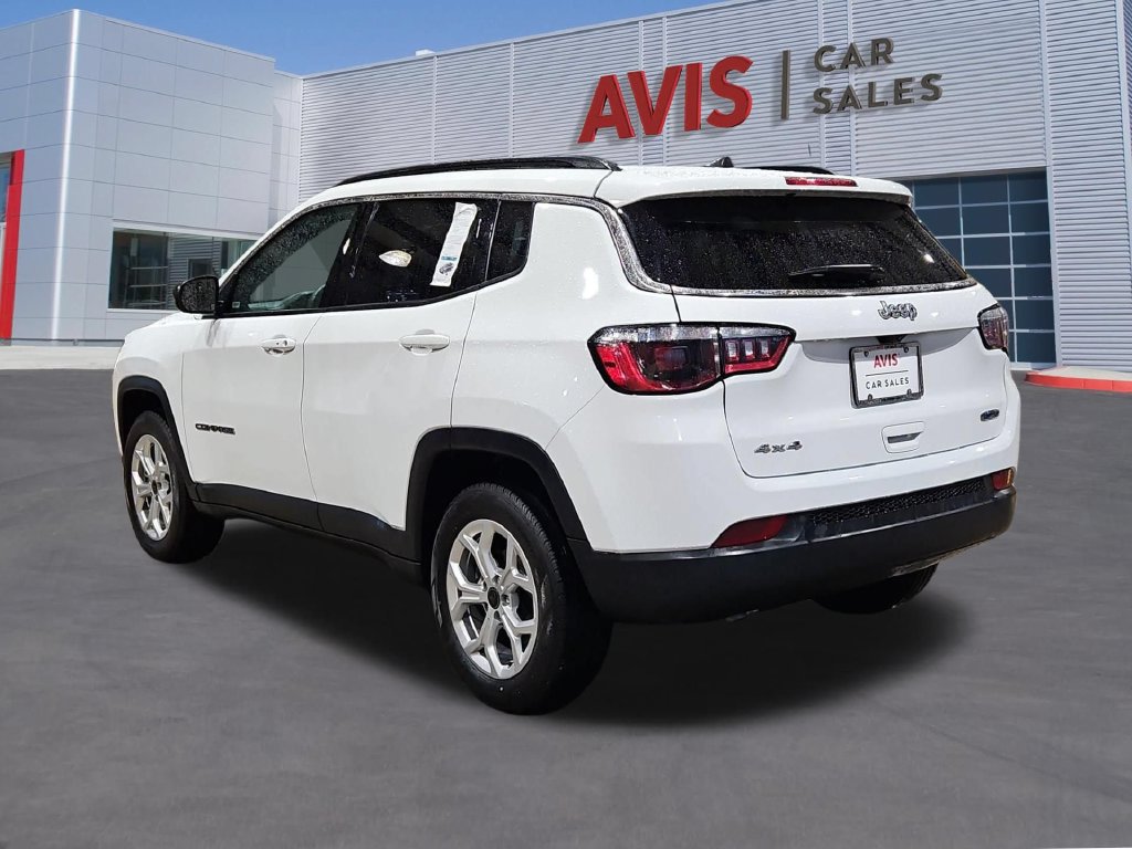 Used 2025 Jeep Compass Latitude w/ Sun & Sound Group AWD/4WD image 9