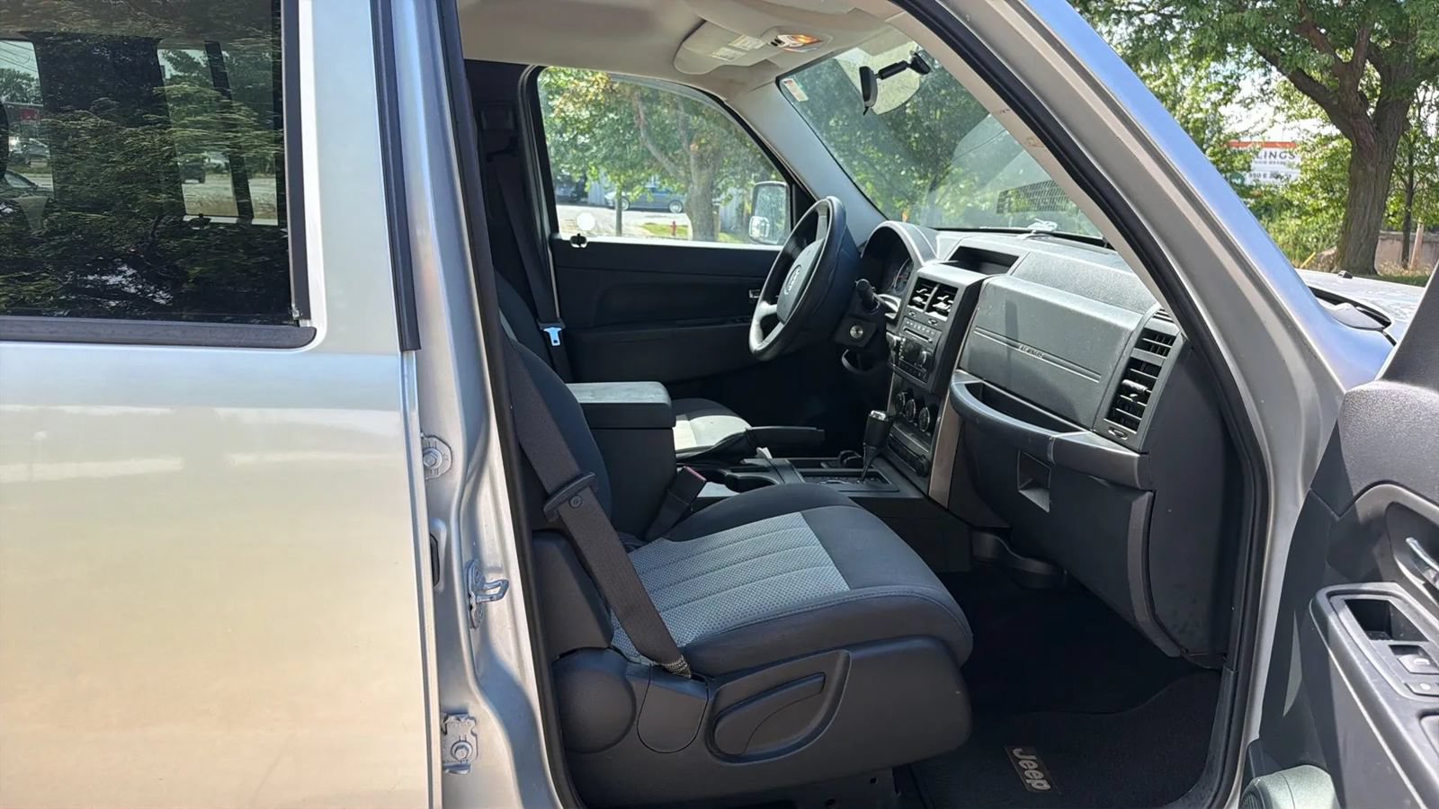 Used 2009 Jeep Liberty Sport w/ Popular Equipment Group AWD/4WD image 6