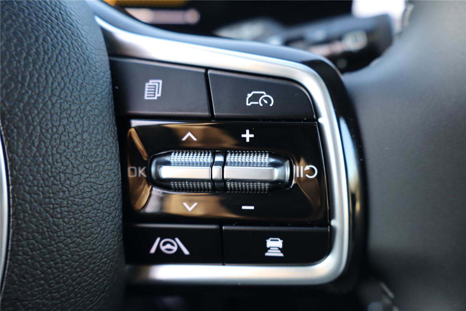 Certified 2025 Kia Sorento S image 18