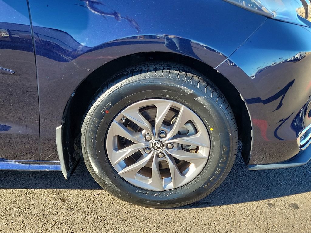 Used 2022 Toyota Sienna XLE image 5