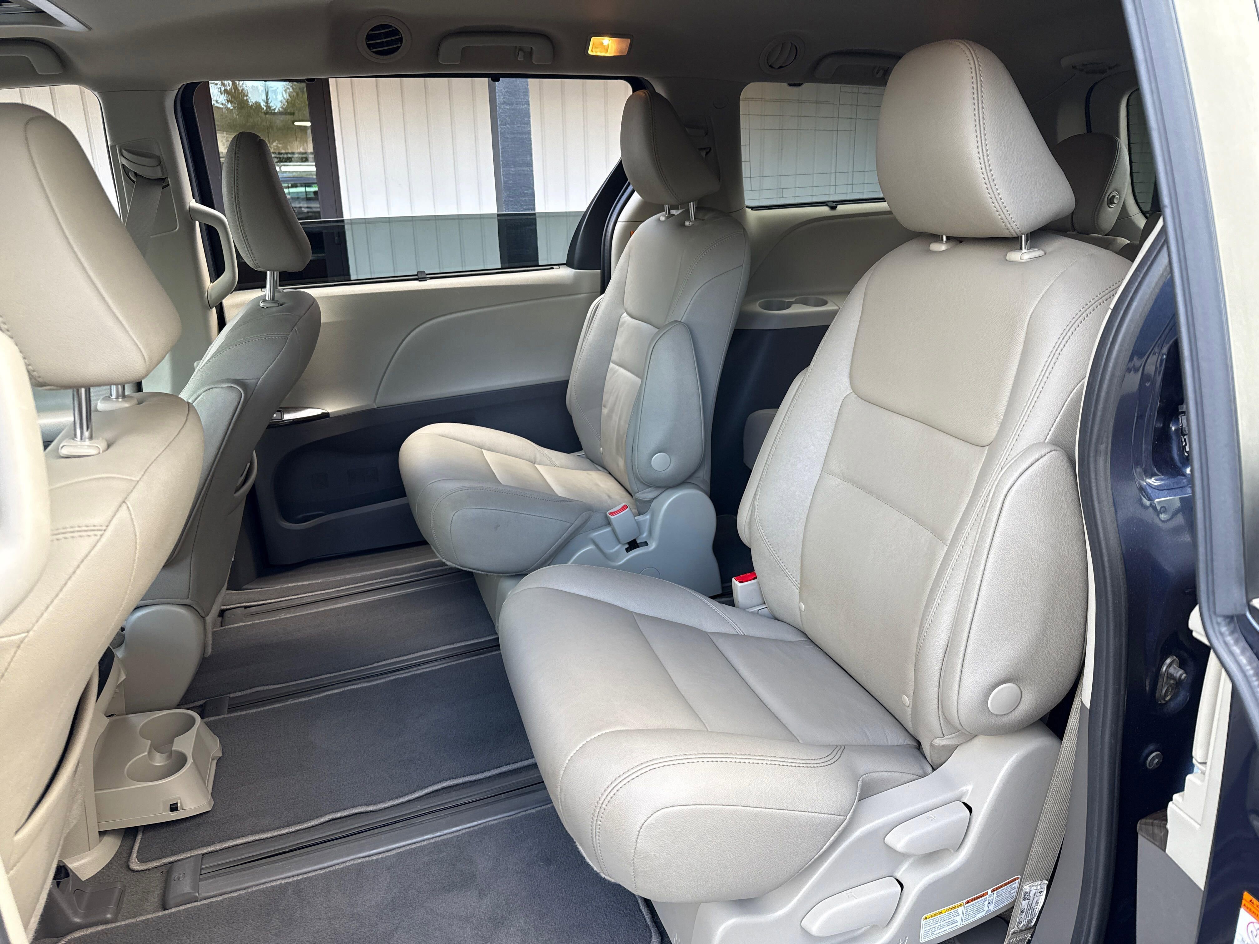 Used 2020 Toyota Sienna XLE AWD/4WD image 29