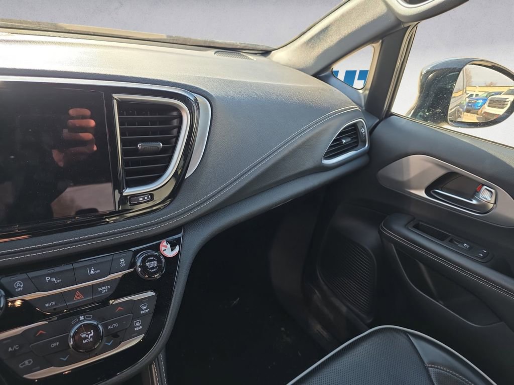 Used 2025 Chrysler Pacifica Limited image 10
