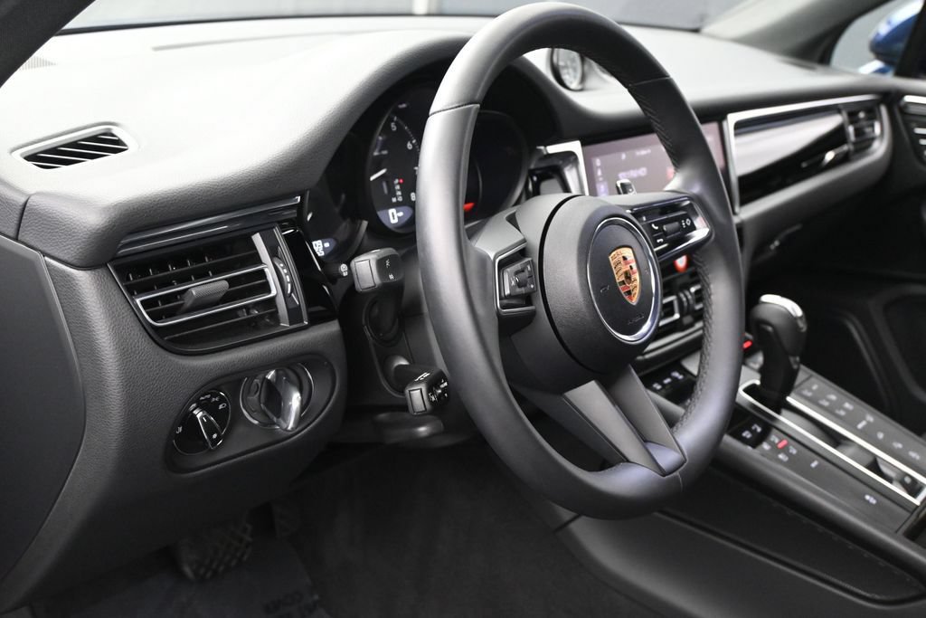Used 2025 Porsche Macan AWD/4WD image 5