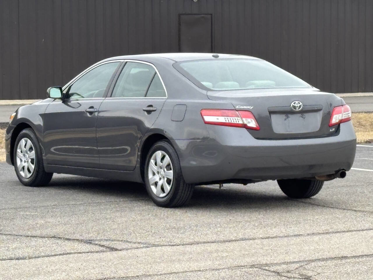 Used 2010 Toyota Camry LE image 5