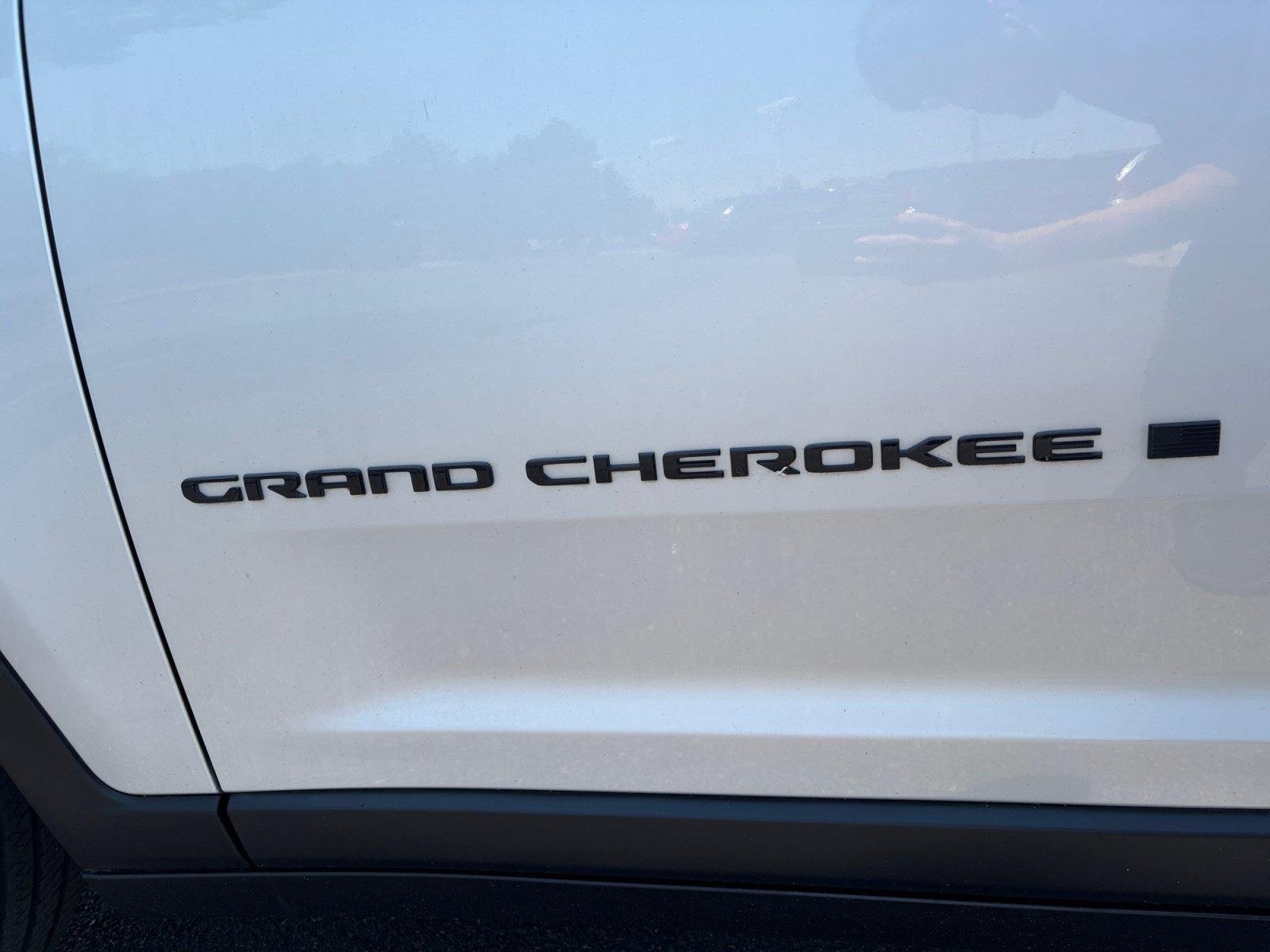 Used 2022 Jeep Grand Cherokee Altitude AWD/4WD image 25