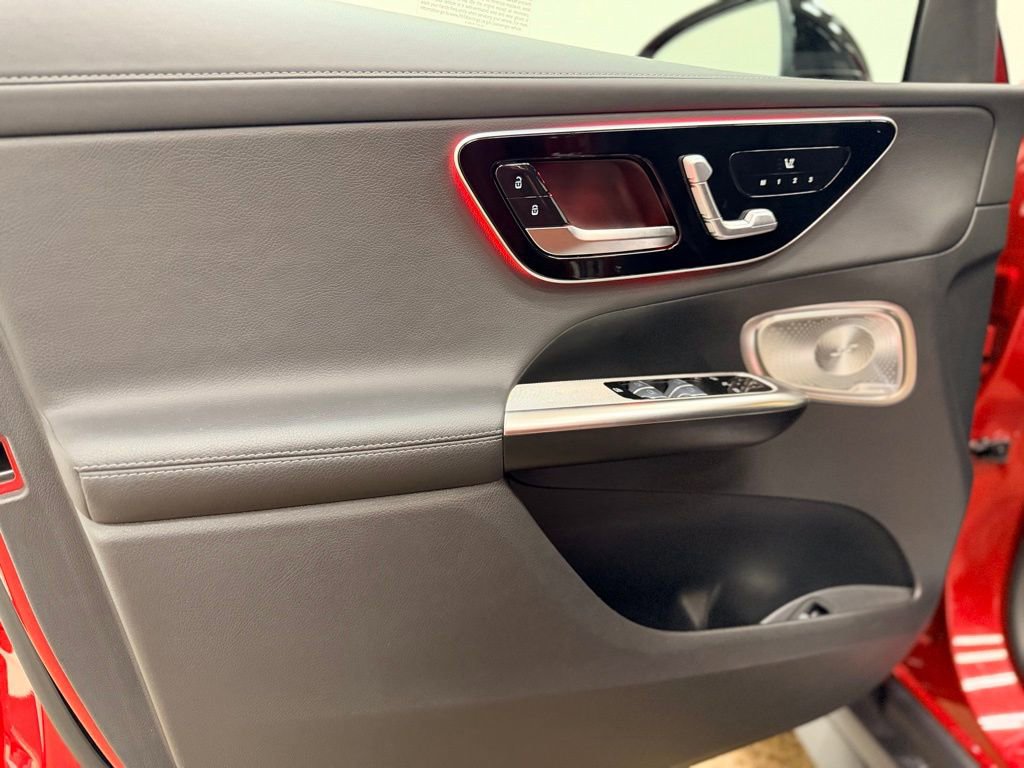 Used 2024 Mercedes-Benz GLC 300 4MATIC image 11