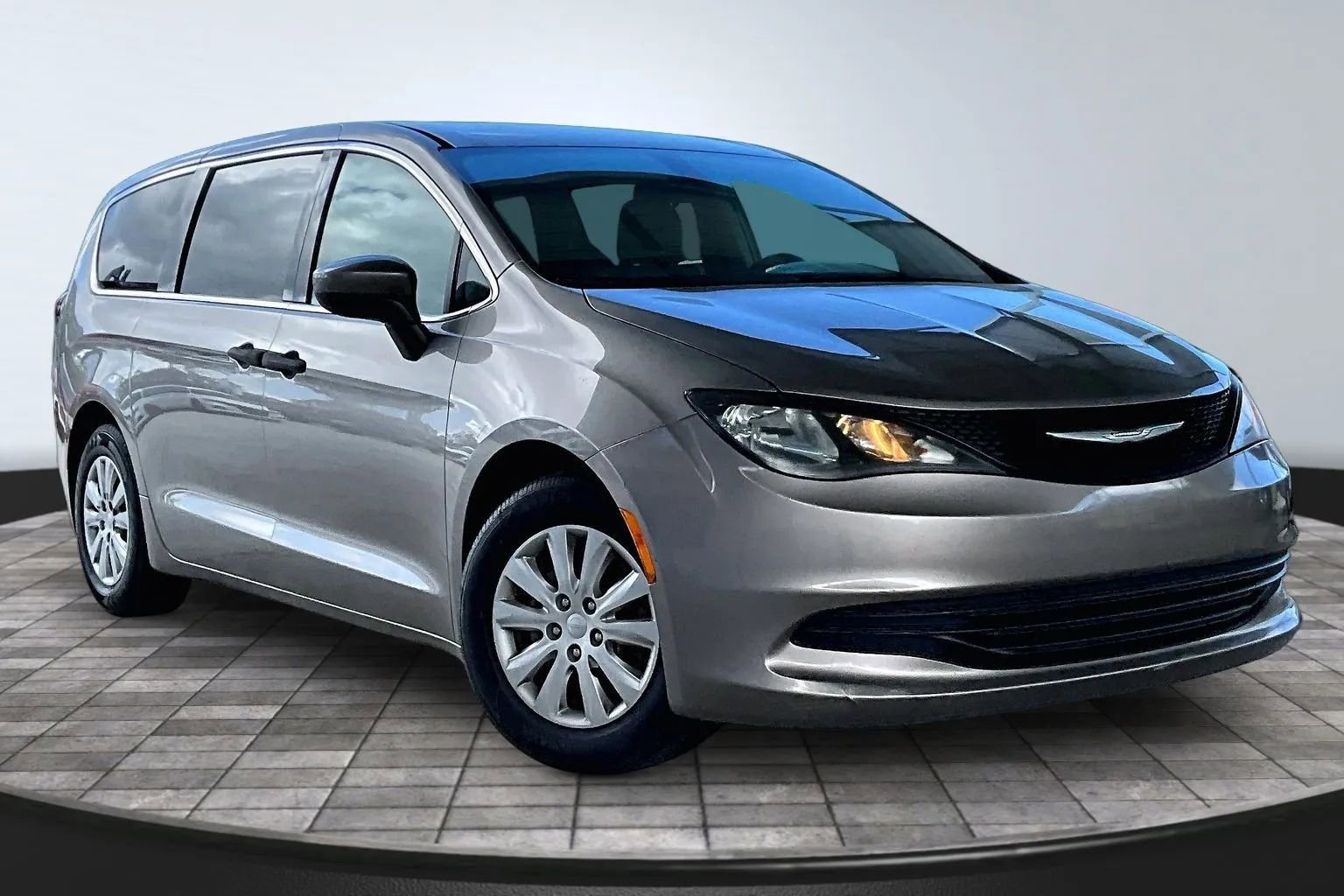 Used 2018 Chrysler Pacifica L image 3
