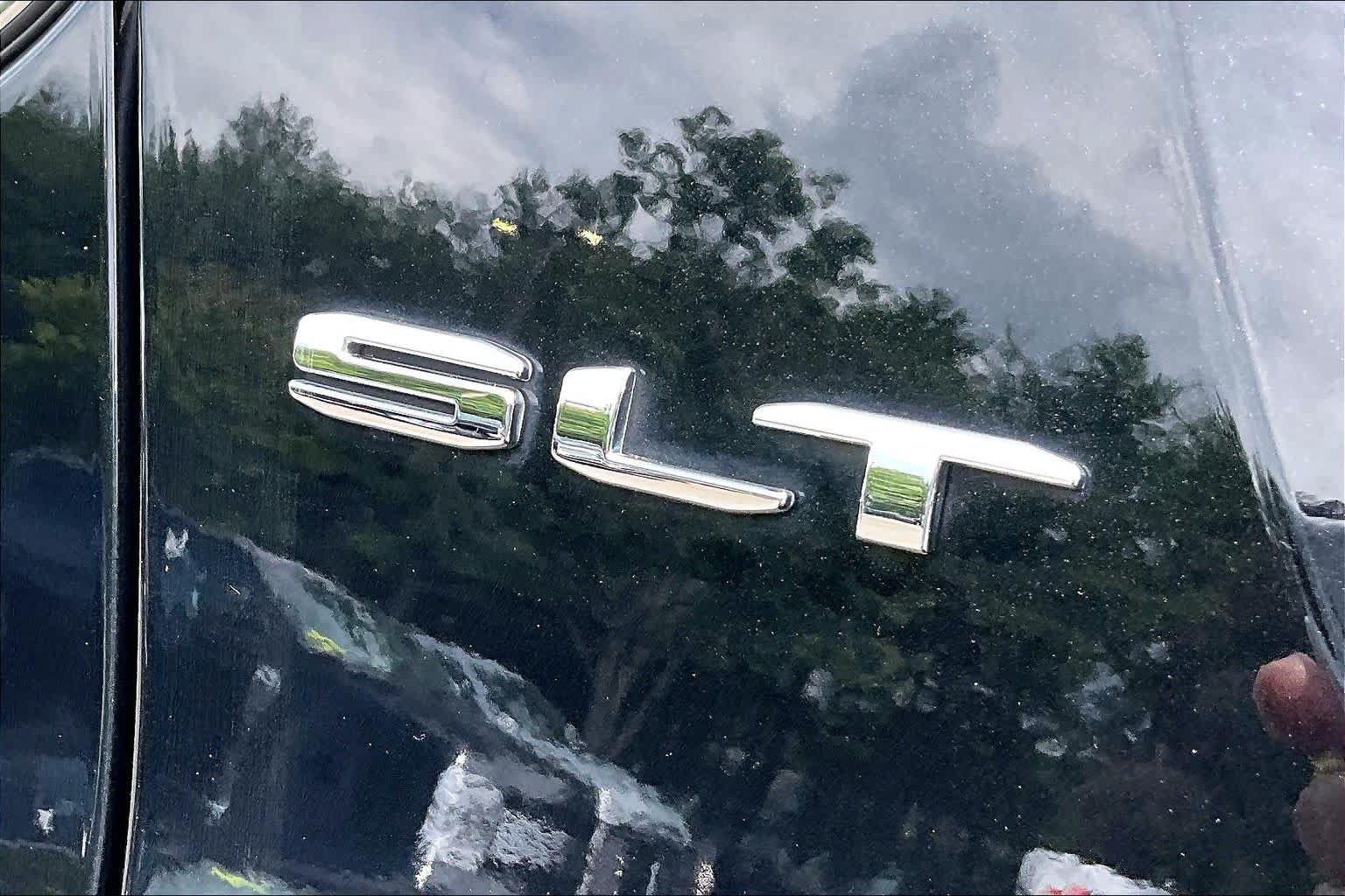 Used 2022 GMC Acadia SLT w/ Preferred Package FWD image 10