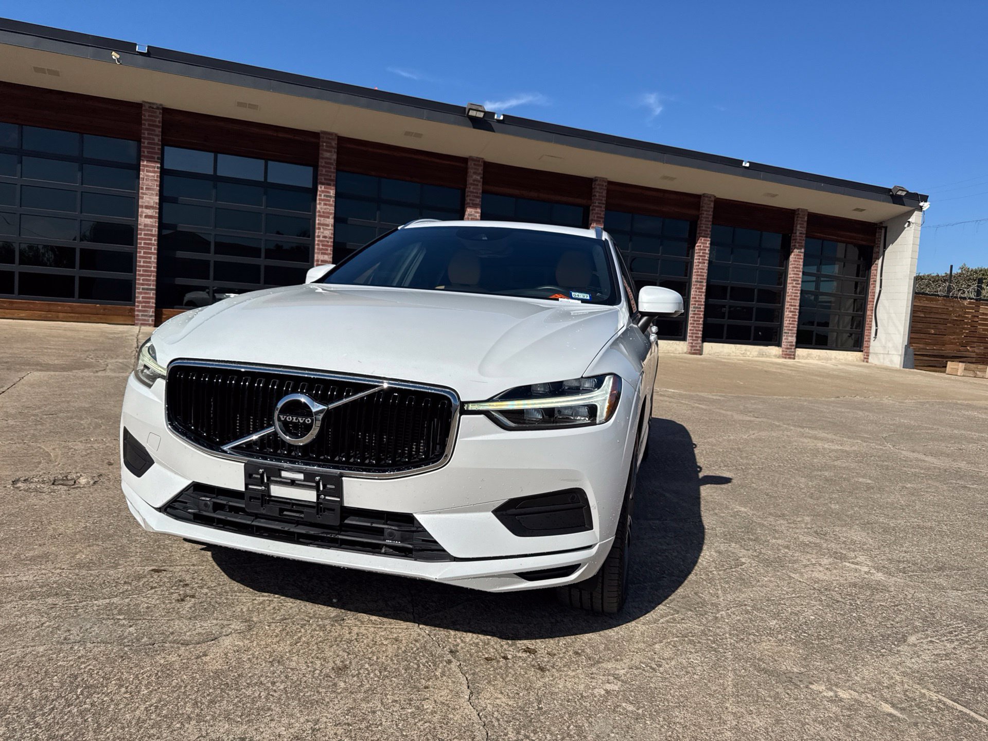 Used 2020 Volvo XC60 T5 Momentum w/ Protection Package Premier FWD image 1