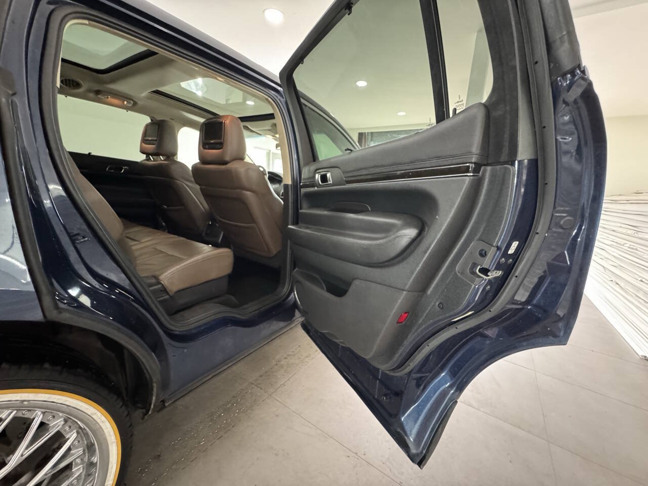 Used 2017 Lincoln MKT FWD image 24