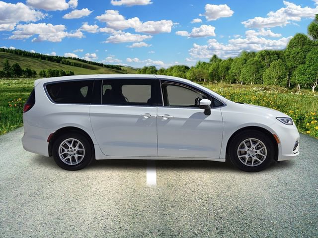 Certified 2023 Chrysler Pacifica Touring-L image 7