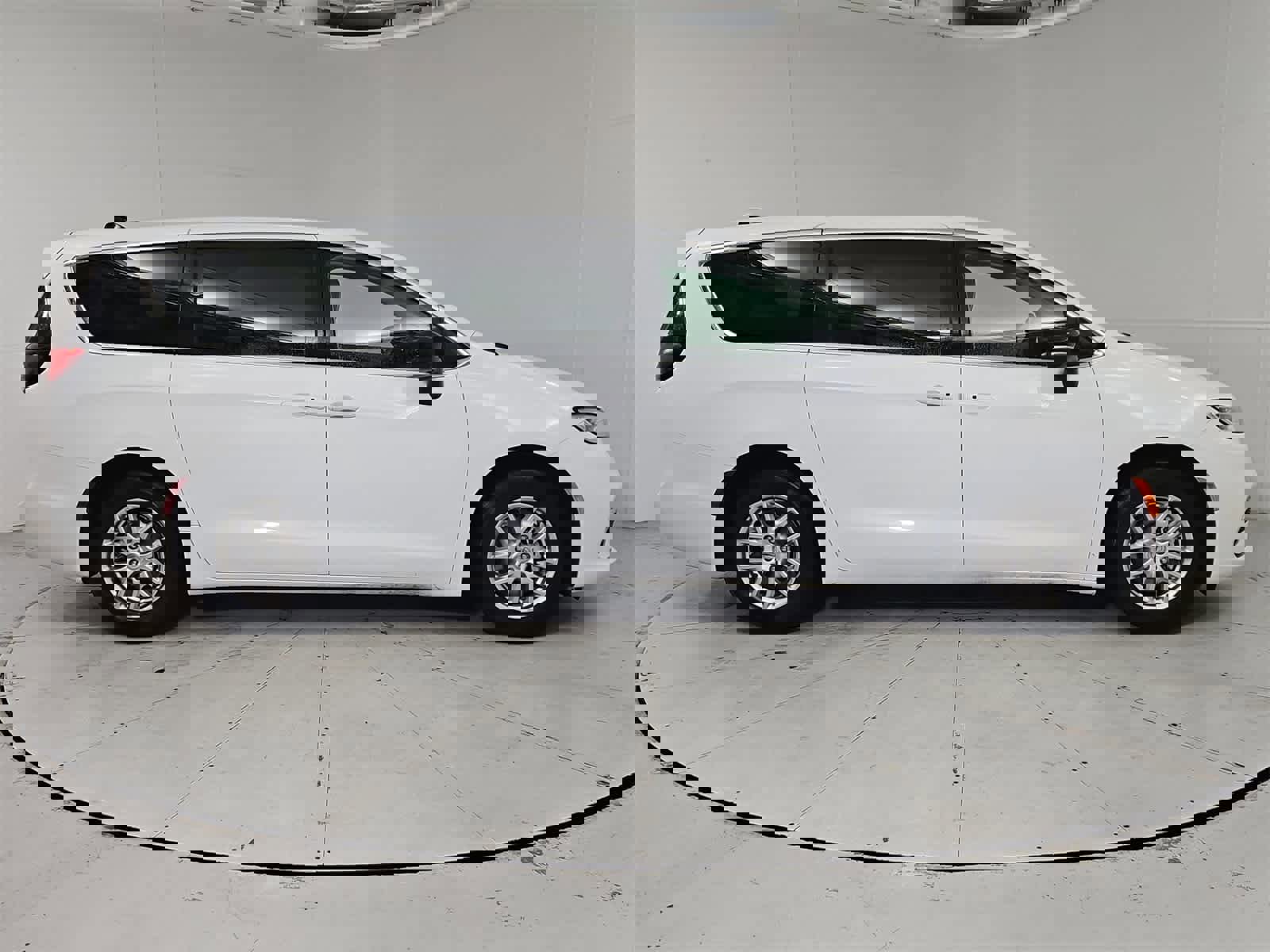 Used 2024 Chrysler Pacifica Touring-L image 7